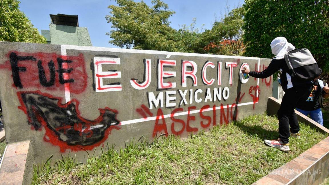 $!Siguen protestas de normalistas de Iguala, queman camión y destruyen fachada del 27 batallón