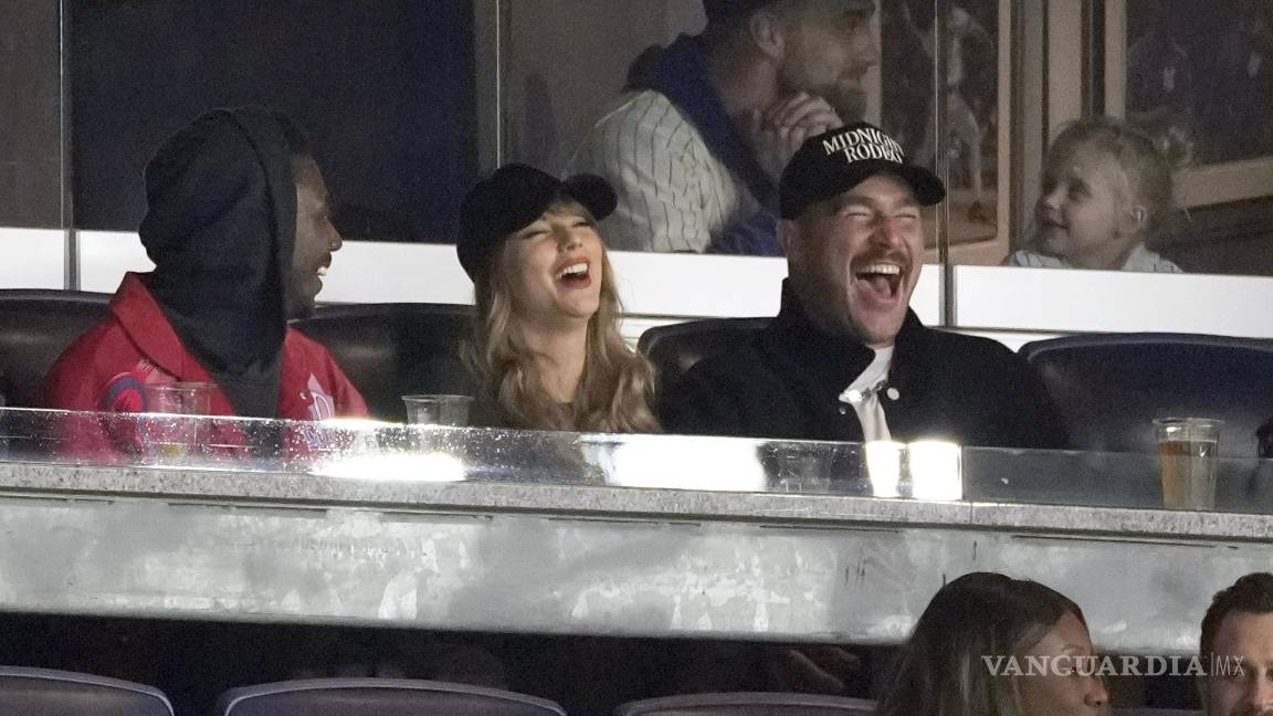$!Travis Kelce y Taylor Swift acudieron al encuentro acompañados del comediante Jerrod Carmichael.