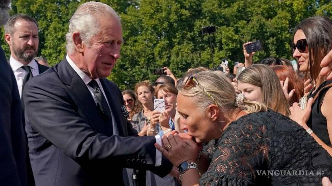 El rey Carlos III es recibido por primera vez como monarca en el Palacio de Buckingham por cientos de ingleses