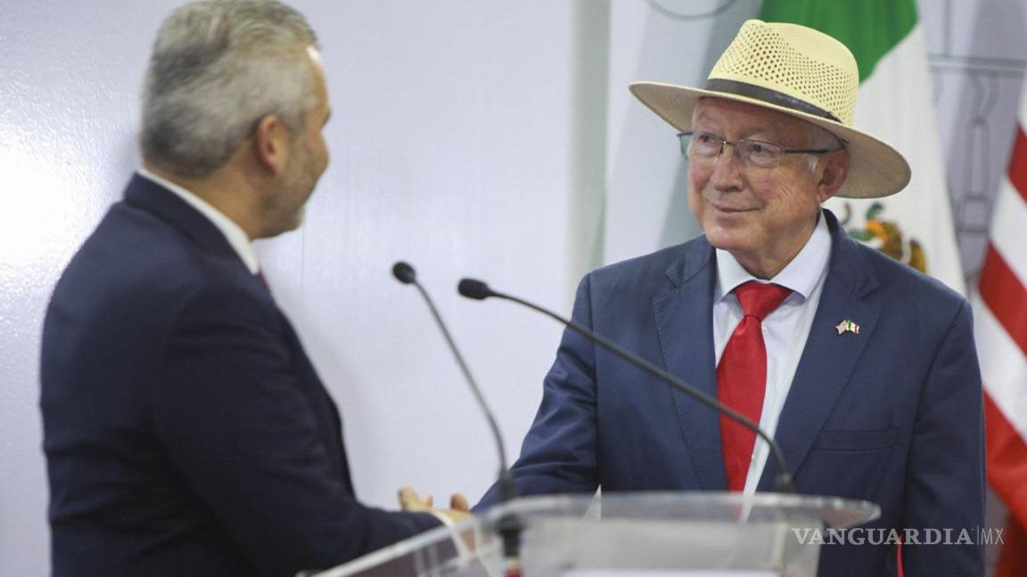 $!El embajador estadounidense en México, Ken Salazar, le da la mano al gobernador de Michoacán, Alfredo Ramírez Bedolla, durante su conferencia de prensa.