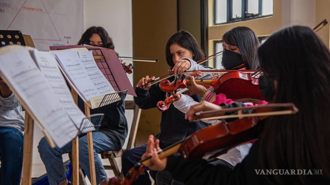 $!Jóvenes indígenas tzotziles, integrantes del proyecto musical “Por la paz de la zona norte”, ensayan en el Centro Cultural de San Cristóbal de las Casas (México).