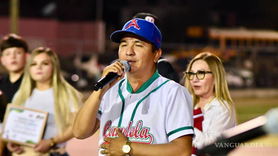 $!El alcalde Fernando Juárez inauguró la temporada de la Liga Municipal de Softbol de Candela en el parque Alameda.