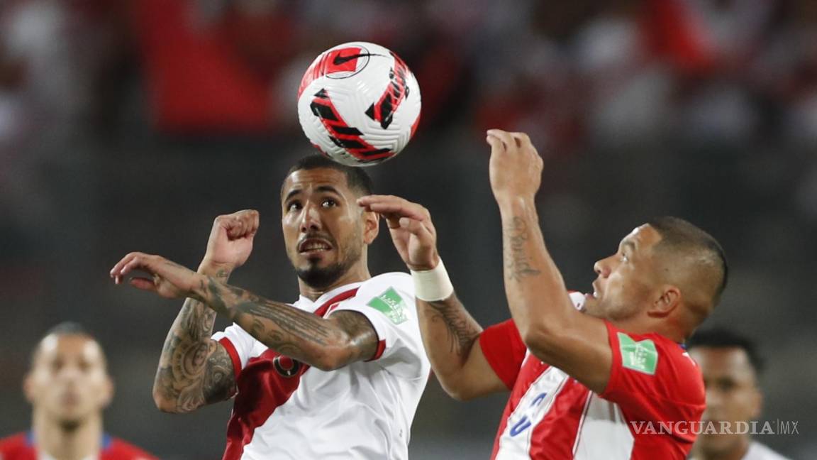 $!Sergio Peña Flores de Perú disputa el balón con Richard Ortiz de Paraguay.