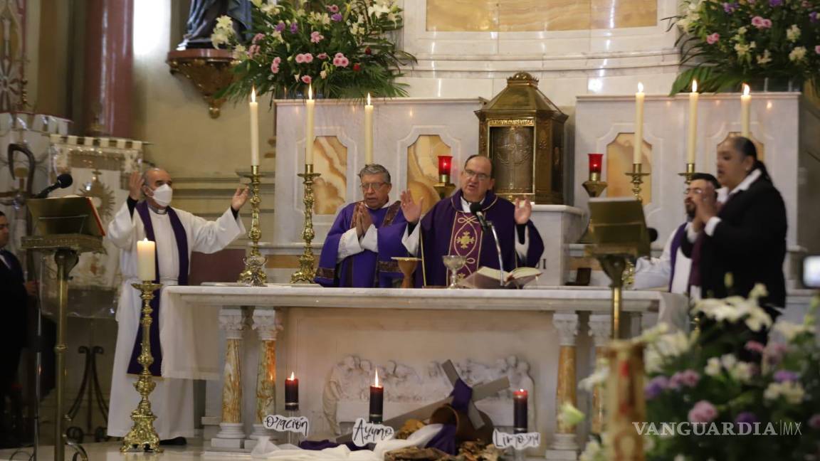$!Monseñor Hilario González García destaca que la imposición de ceniza marca un tiempo de solidaridad y ayuda hacia quienes enfrentan situaciones adversas.