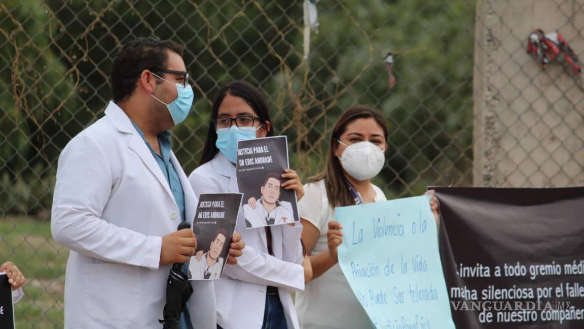 ‘Queremos salvar vidas, no nos quiten la nuestra’: ¿Qué pasa con los pasantes de medicina en México?