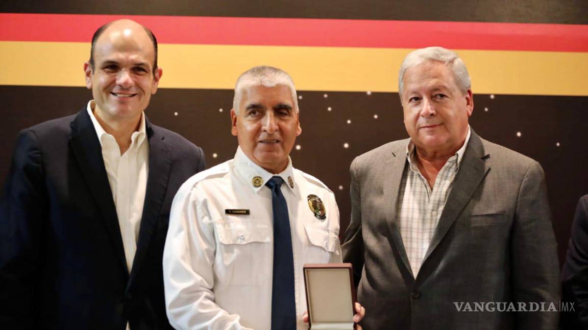 $!Juan Francisco Hernández Cázares recibió un reconocimiento por su trayectoria de casi 42 años de servicio.