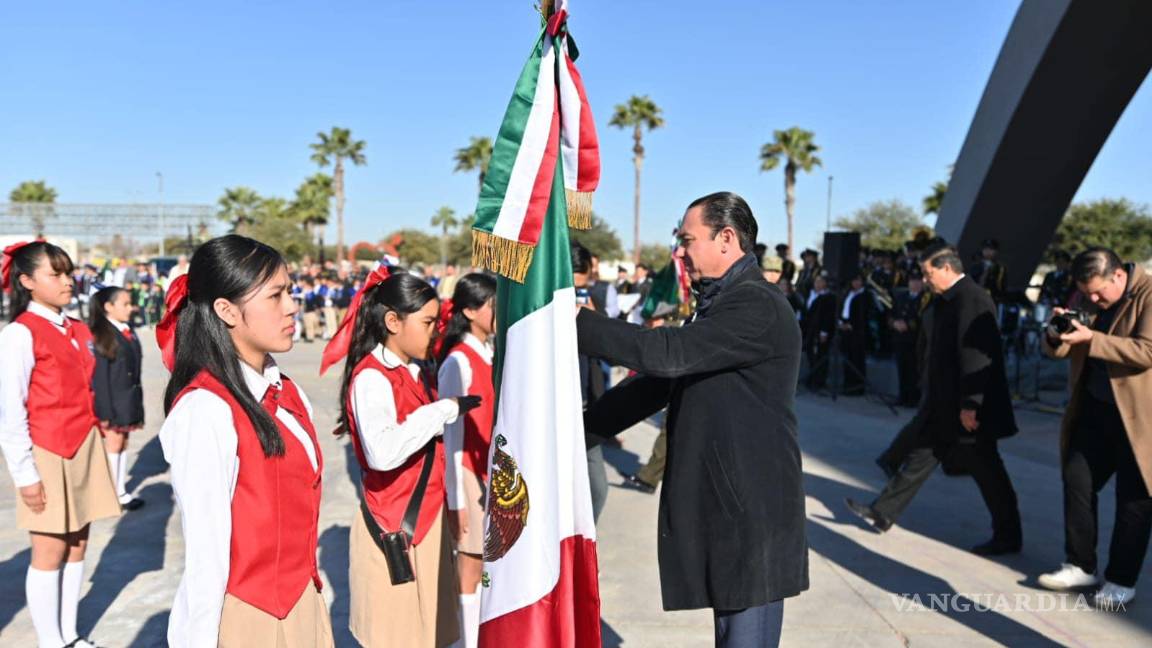 Celebran autoridades y ciudadanos el Día de la Bandera en Acuña