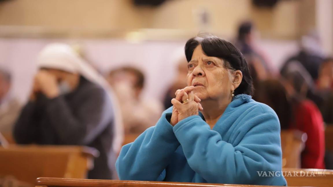 $!Fieles católicos mantienen la tradición simbólica de la imposición de ceniza, recordando la fugacidad de la vida y la importancia de la penitencia.