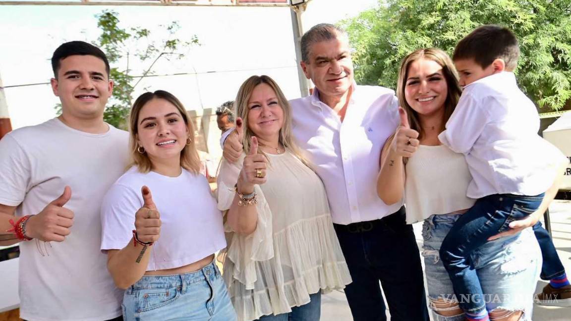 $!El candidato del PRI al Senado, Miguel Ángel Riquelme, posó junto a su familia, incluyendo a su esposa, hijas y nieto tras emitir su voto en el fraccionamiento Ana.