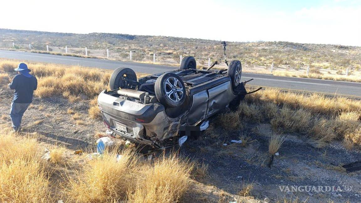 $!El vehículo Suzuki terminó convertido en fierros retorcidos tras salir de la cinta asfáltica en la Saltillo-Torreón.