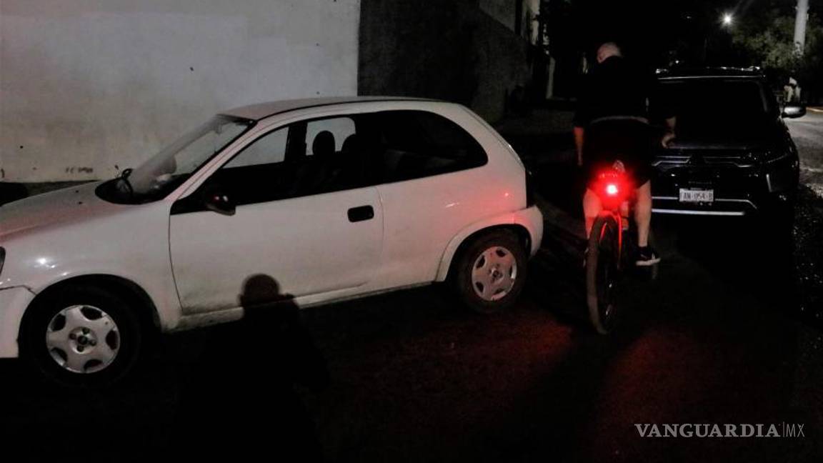 $!Ciclistas tienen que burlar los automóviles que están estacionados sobre la ciclovía durante los partidos en el Madero.