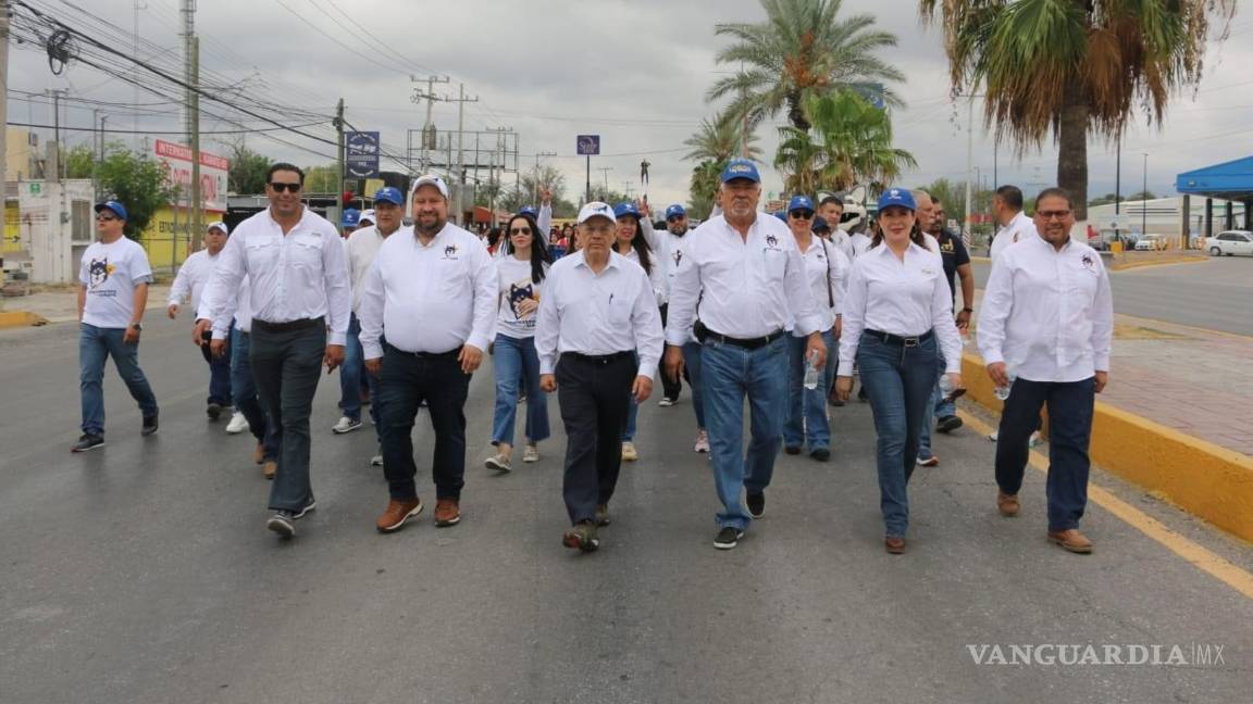 $!Coordinadores, académicos y alumnos marcharon con el Rector (centro) a la cabeza.
