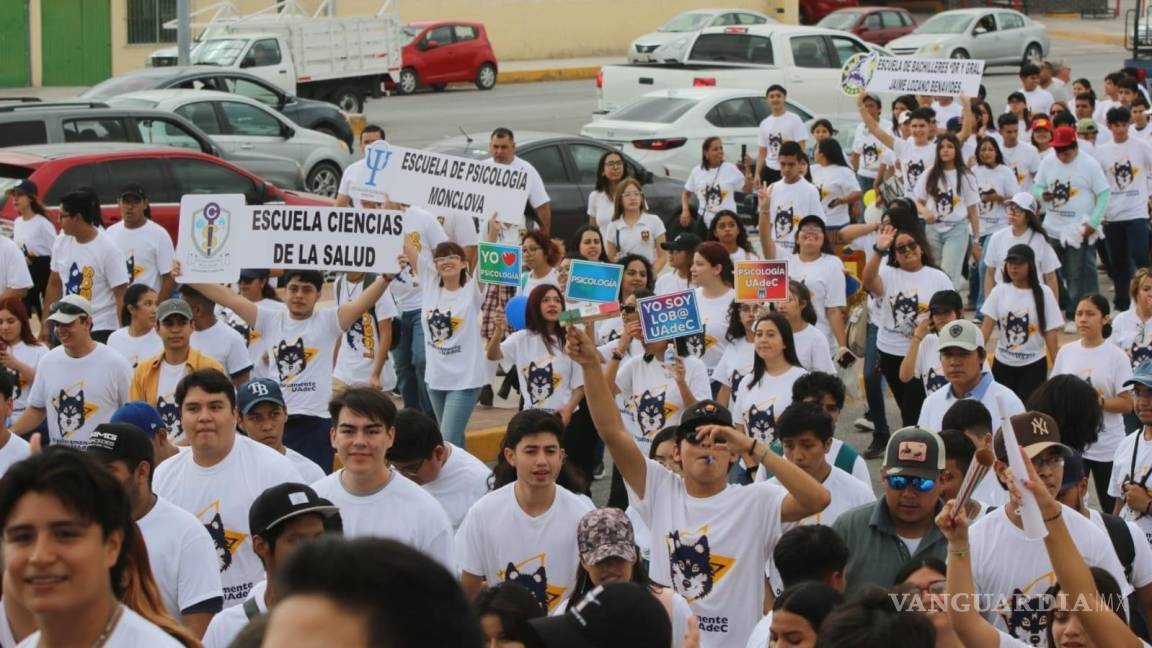 Con desfile por bulevar de Monclova, dan bienvenida a alumnos de la UAdeC