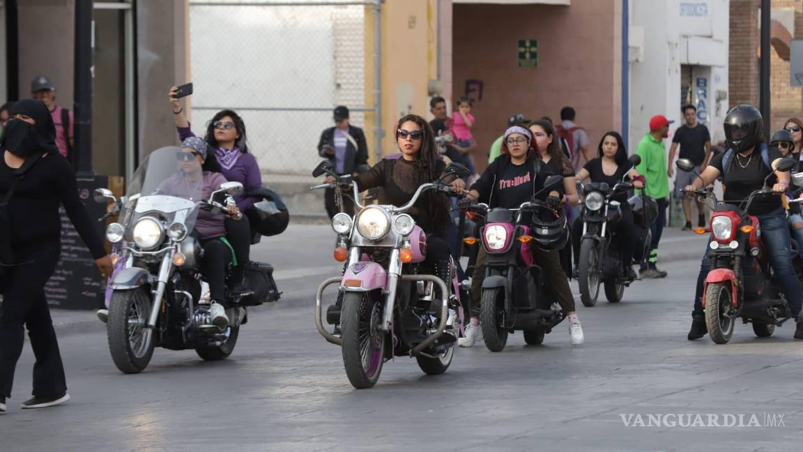$!Mujeres en motocicletas tomaron la protesta sobre ruedas.
