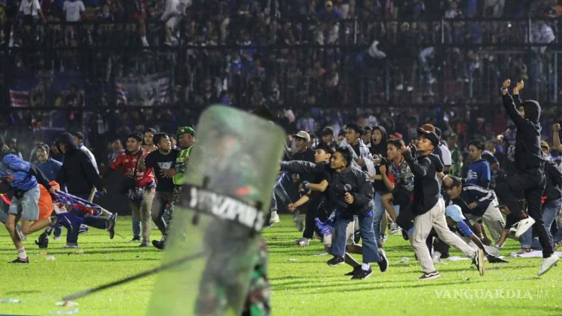 Indonesia: Ajustan a 125 número de fallecidos por disturbios en partido de futbol
