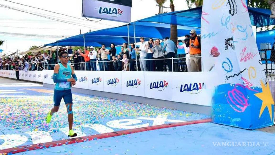 $!El Maratón Internacional Lala reunió a cientos de corredores que desafiaron sus límites en el emblemático recorrido por Torreón, Gómez Palacio y Lerdo.