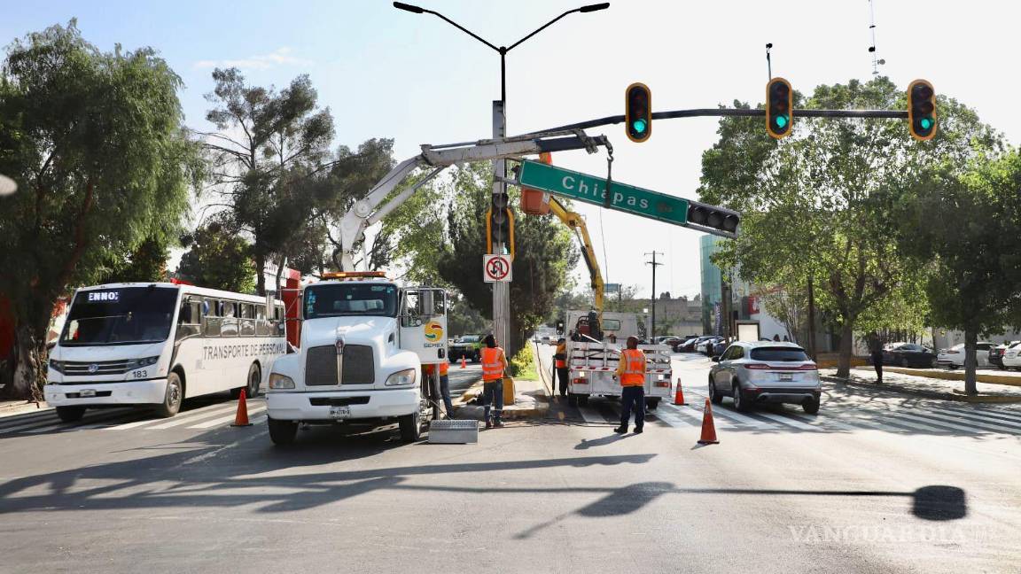 $!Trabajos de sincronización en los semáforos del bulevar Carranza buscan agilizar el tráfico en Saltillo.