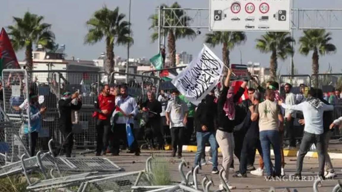 $!La policía turca dispersó este domingo con gases lacrimógenos una manifestación propalestina cerca de una base militar que alberga tropas estadounidenses