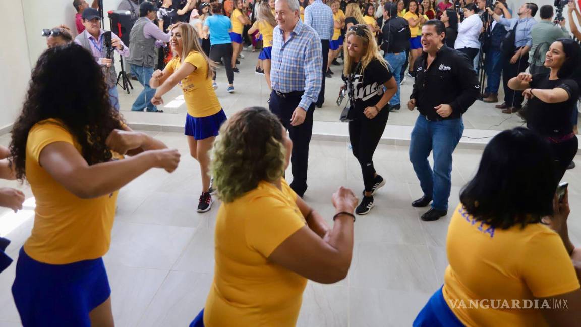 $!El alcalde Chema Fraustro participó en las demostraciones de bailoterapia.