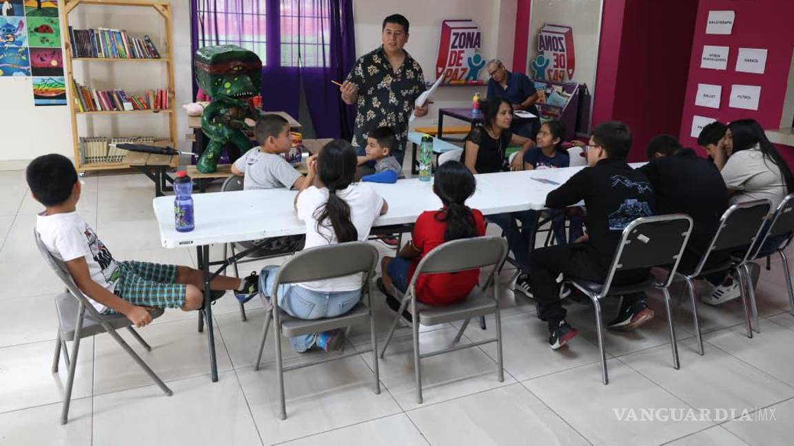 $!El objetivo del taller es enseñar principios básicos de dibujo, uso de papel y cartón, pintura y pegamento.