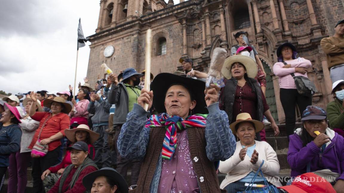 $!Una persona da la bienvenida a manifestantes de diferentes regiones del departamento de Cusco cuando se unen a las protestas antigubernamentales.