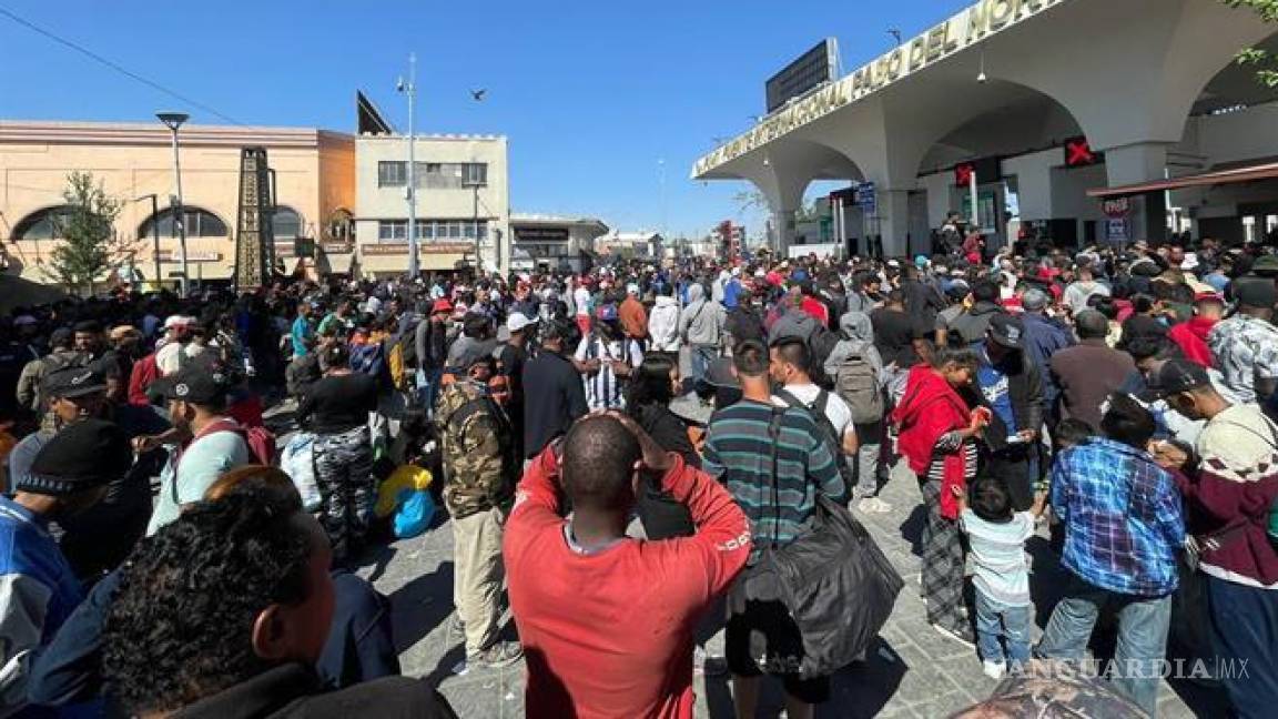 Cientos de migrantes cierran el puente fronterizo de Cd. Juárez y amenazan con cruzar ilegalmente