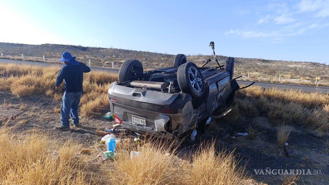 $!Sobrevive doctor a brutal volcadura en la Saltillo-Torreón al equivocarse de carril