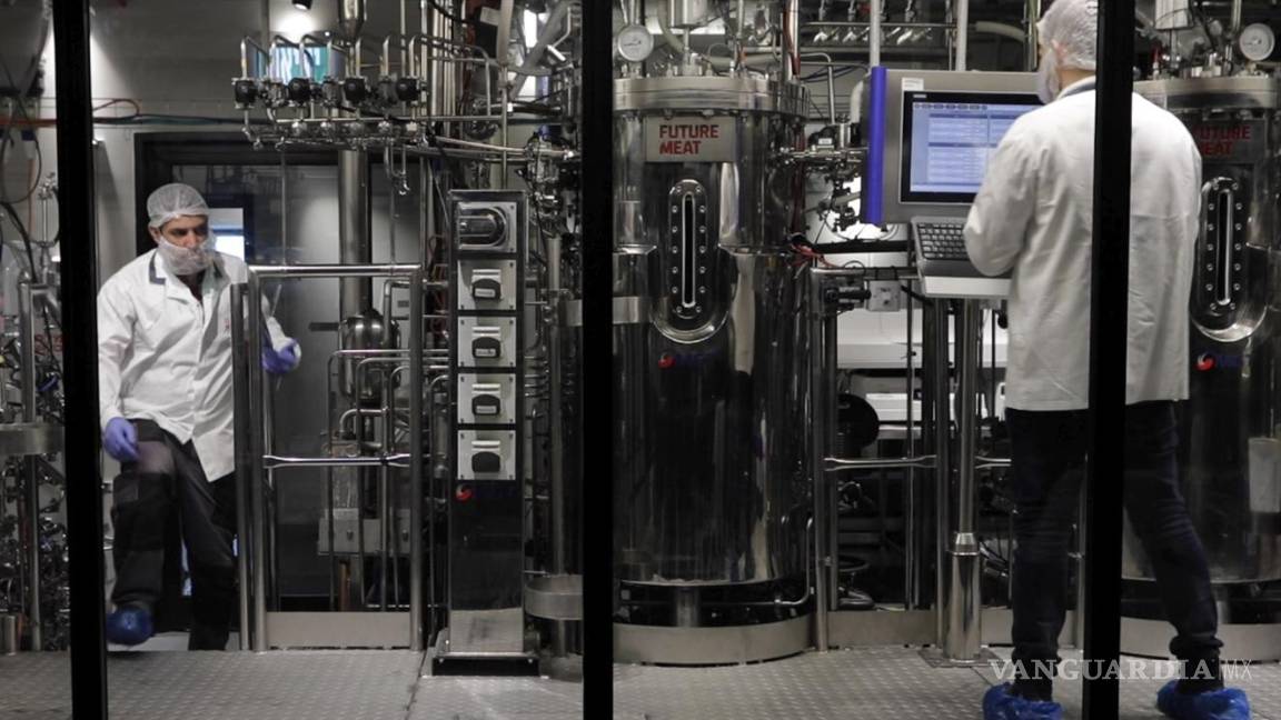 $!Los técnicos trabajan con biorreactores en las instalaciones de Believer Meats en Rehovot, Israel.