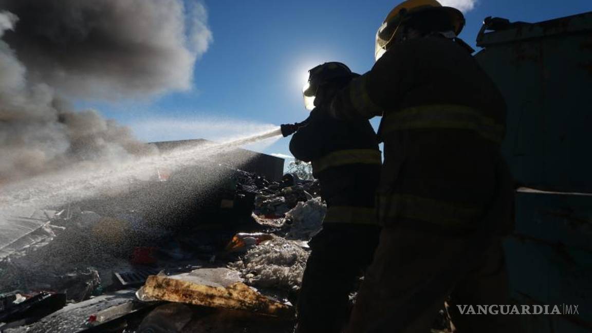 $!Según el departamento de Bomberos, lo que más había en el lugar eran tarimas de madera, mismas que quedaron hechas ceniza.