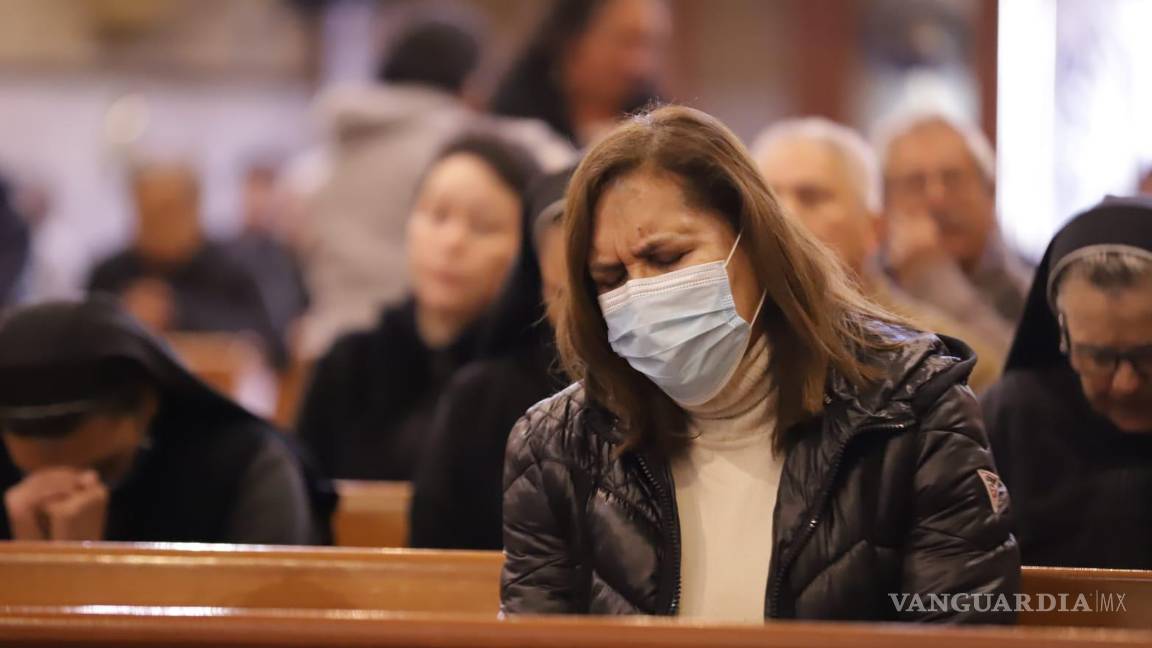 $!Fieles salen de las iglesias del Centro Histórico portando una cruz de ceniza en la frente, simbolizando la fugacidad de la vida y la preparación para la pasión, muerte y resurrección de Jesús.