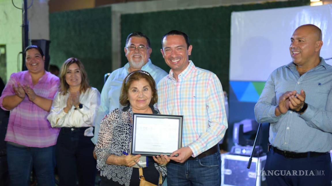 El alcalde Emilio de Hoyos entrega reconocimientos a trayectoria de periodistas de Acuña