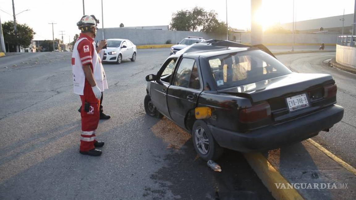 $!Joven atrapado tras violento choque: paramédicos confirman su fallecimiento en el lugar.
