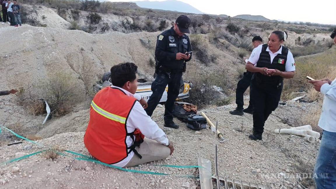 $!Los ocupantes del vehículo fueron trasladados al Seguro Social para valoración médica.