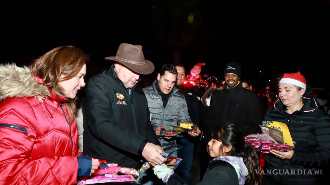 Se visten policías de Santa Claus en Saltillo y salen a las calles a repartir regalos