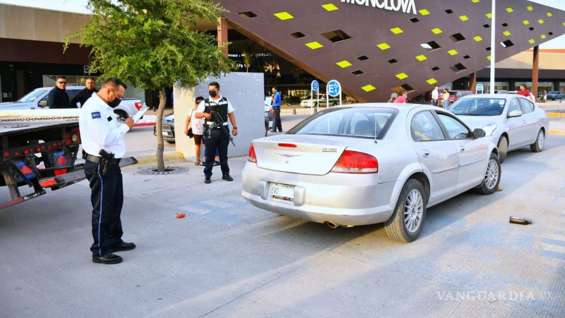 Denuncian asalto a mano armada en plaza comercial de Monclova