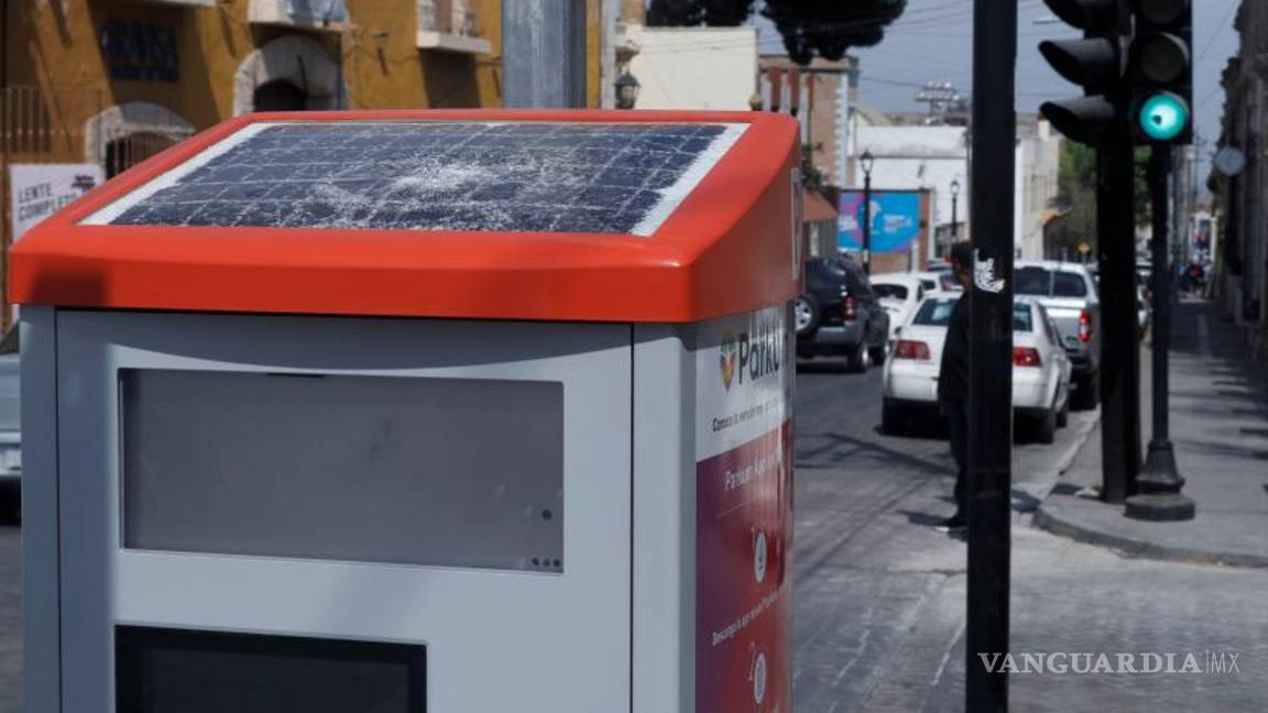$!Al parquímetro que se encuentra en Miguel Hidalgo y Miguel Ramos Arizpe le quebraron el panel solar que le da energía.
