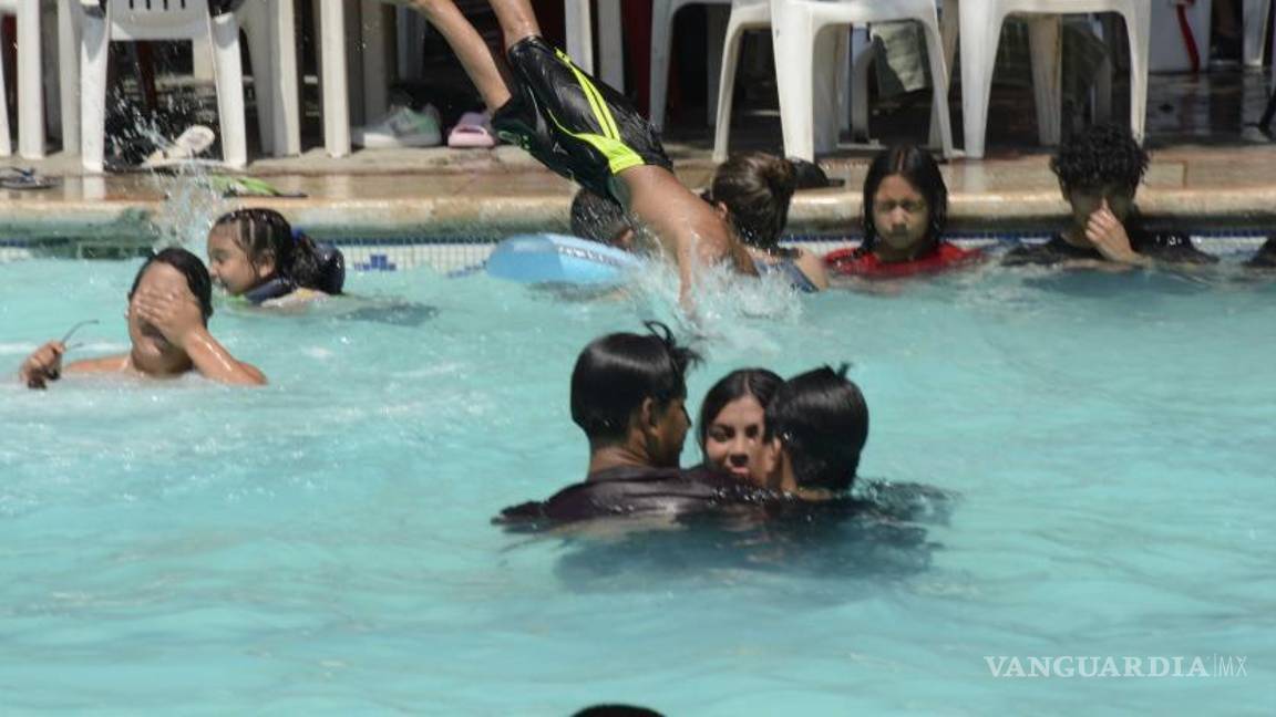 $!Los niños y jóvenes se divierten y se refrescan en el agua.