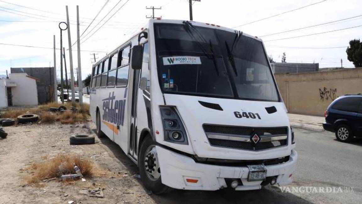 $!Vecinos denuncian que los autobuses bloquean las calles cercanas, dificultando la movilidad y poniendo en riesgo la seguridad vial.
