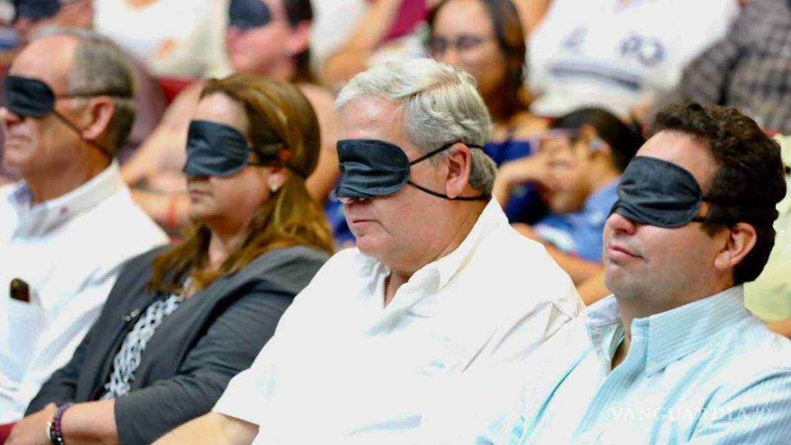 $!El alcalde José María Fraustro Siller escuchó el concierto con los ojos vendados.