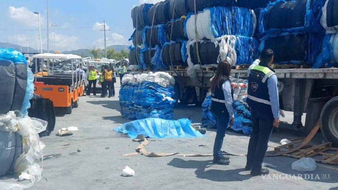 $!El cuerpo de la víctima es levantado por los servicios periciales mientras se espera la realización de la necropsia de ley.
