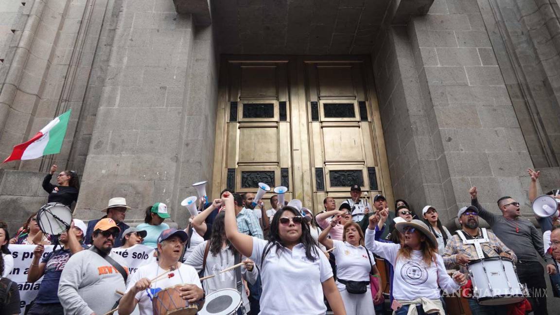$!Trabajadores del Poder Judicial exigieron justicia para revocar la reforma afuera de las inmediaciones de la Suprema Corte de Justicia de la Nación.