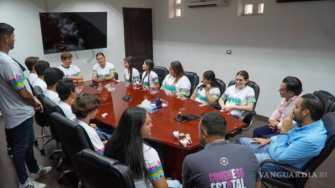 $!El alcalde Carlos Villarreal felicita a medallistas monclovenses por su esfuerzo y logros deportivos.