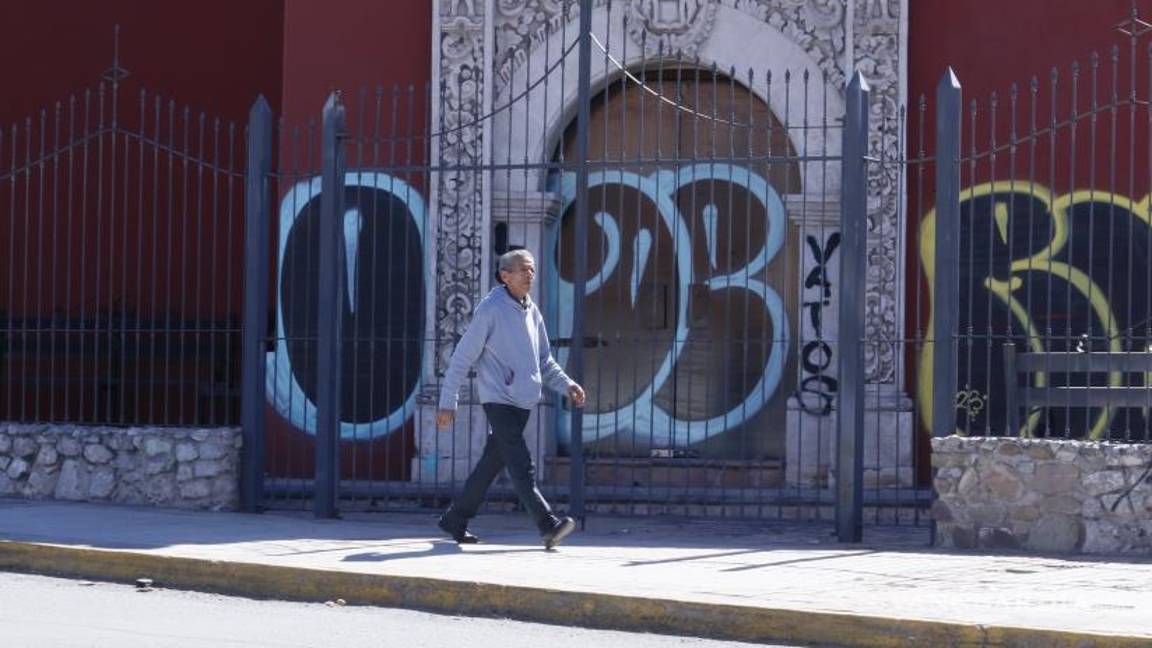 $!La Biblioteca Pública, a cargo de la Secretaría de Educación de Coahuila, mantiene los graffitis en las fachadas de la Capilla de Landín, según se observa en esta foto reciente.
