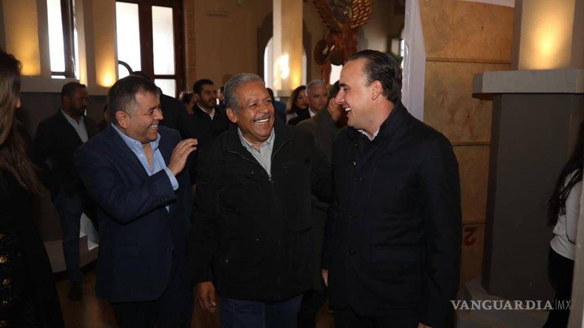 $!Entre los nombres que suenan para el gabinete de Manolo Jiménez está Eduardo Olmos, quien este miércoles lo acompañó a un evento con autoridades de Texas.