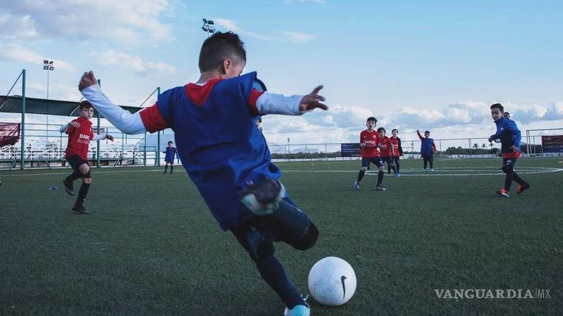 $!Cinco entrenadores oficiales del FC Barcelona trabajan directamente con los participantes para potenciar su rendimiento táctico y físico.