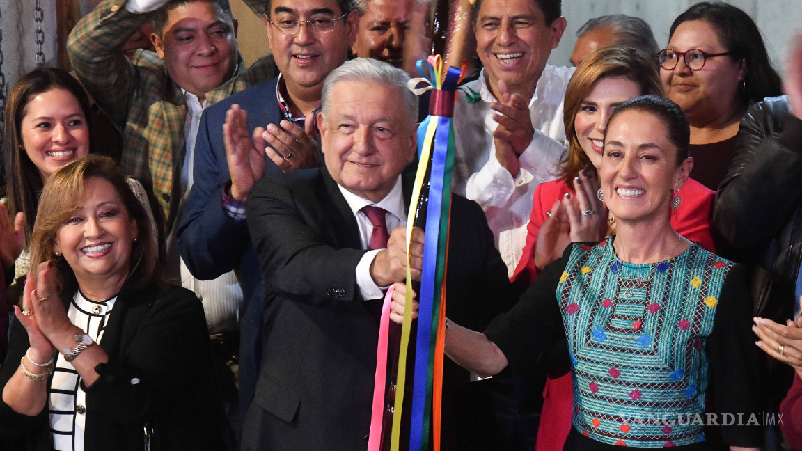 AMLO critica orden de eliminar fotos de entrega de bastón de mando, pero la acatará