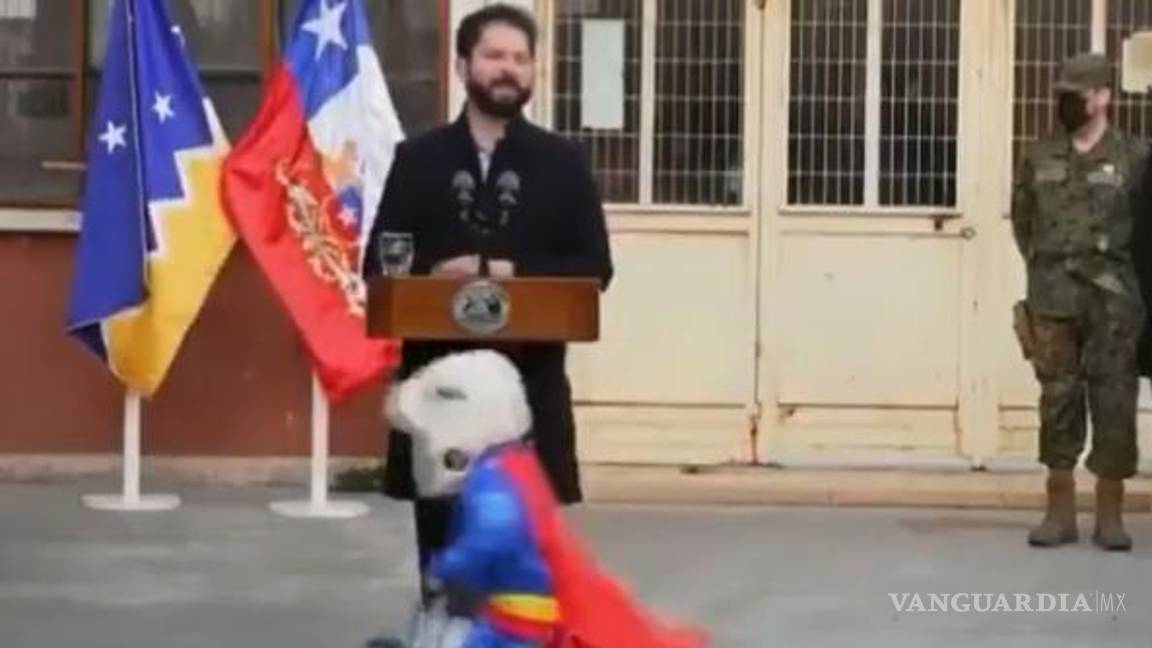 ‘Niño’ se roba conferencia de prensa de Gabriel Boric en Chile