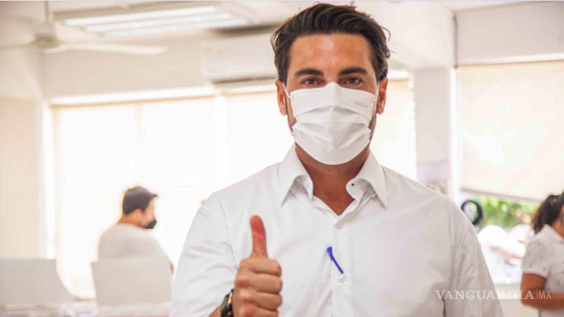 $!Christian Castro Bello, candidato a gobernador de Campeche por la alianza PRI, PRD, PAN, durante la emisión de su voto.