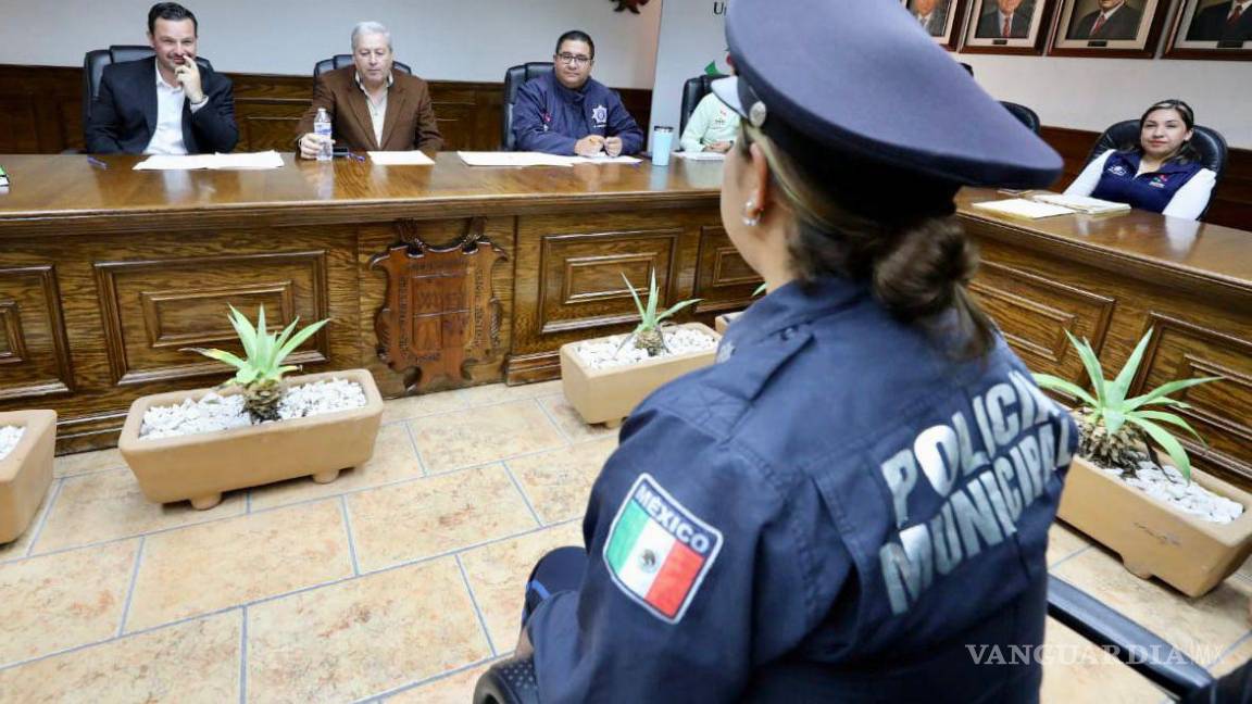 Entrevista Chema a policías, para la promoción de grados