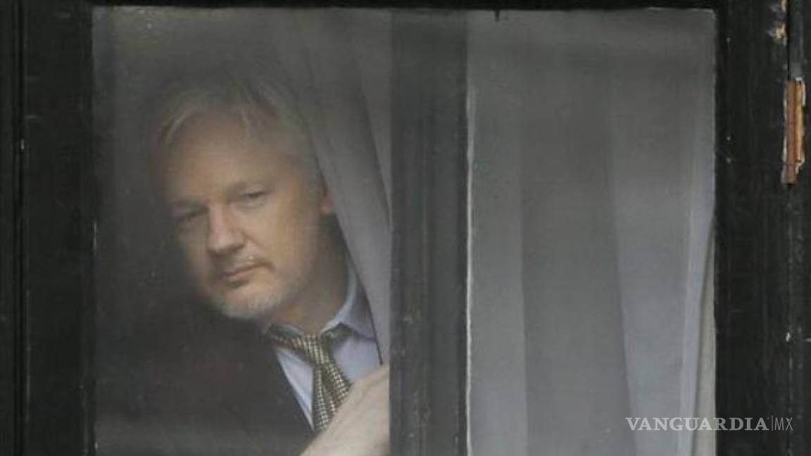 Periodistas y abogados demandan a la CIA por espiarlos en visitas a Assange
